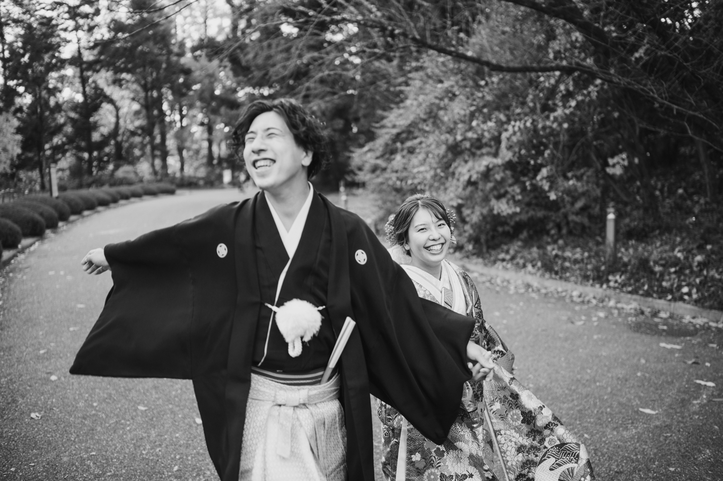 モノクロ 走れ新郎新婦